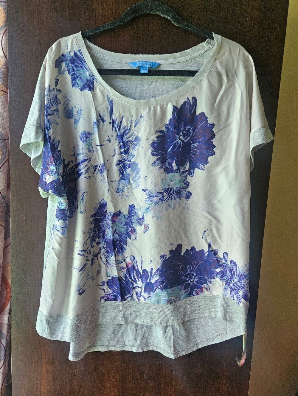 Simply Vera Vera Wang Cream Scoop Neck Top with Purple Floral Print Size Large